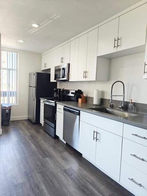 Skyline Escape 1-Bedroom with Balcony and Roof-Top Pool Apartment in West Hollywood