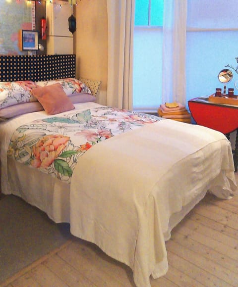 Property building, Bed, Coffee/tea facilities, Living room, Photo of the whole room, Business facilities, Bedroom, minibar, safe