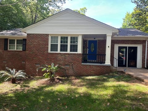 Royale Palace Spacious 3brs 2 baths home House in Montgomery