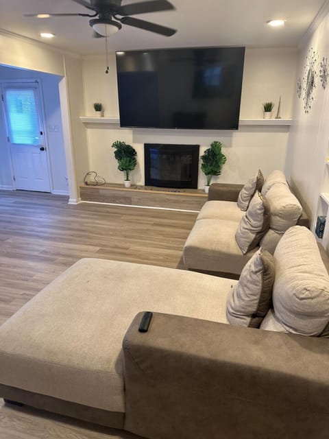 Royale Palace Spacious 3brs 2 baths home House in Montgomery