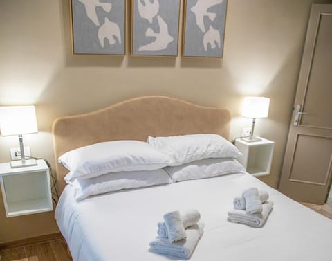 Bed, Photo of the whole room, Bedroom, towels