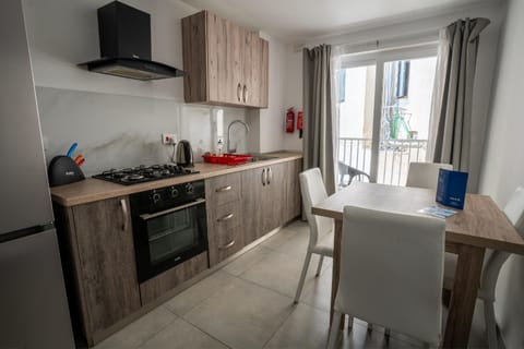 Coffee/tea facilities, Kitchen or kitchenette, Dining area, stove