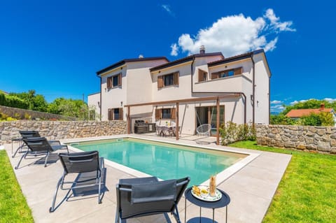 Patio, Garden view, Pool view, Swimming pool, sunbed