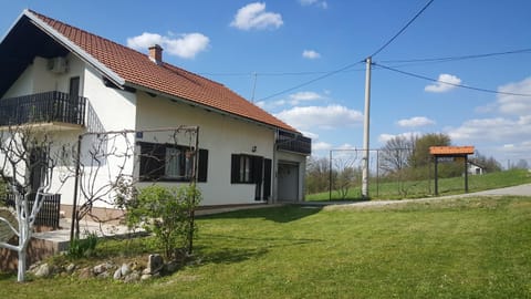 Facade/entrance, Spring, Neighbourhood, Natural landscape, Garden view, Street view, Area and facilities, Quiet street view