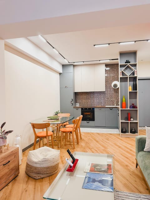 Kitchen or kitchenette, Living room, Seating area, Dining area