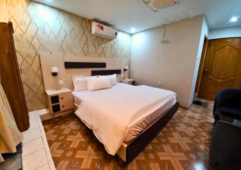 Bedroom, wardrobe, air conditioner