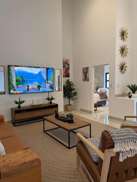 Communal lounge/ TV room, TV and multimedia, Living room, Seating area, Evening entertainment