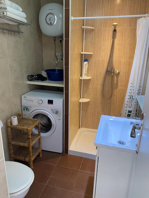 Shower, Bathroom, towels, washing machine