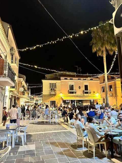 Night, Food and drinks, City view, Location