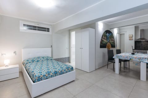 Bed, Kitchen or kitchenette, Seating area, Dining area, wardrobe