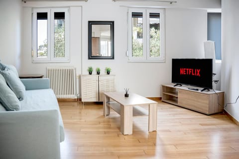 Communal lounge/ TV room, TV and multimedia, Living room, Seating area, Evening entertainment