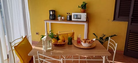 Coffee/tea facilities, Dining area