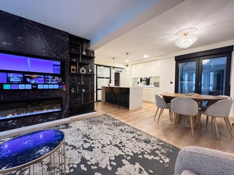 TV and multimedia, Kitchen or kitchenette, Living room, Seating area, Dining area