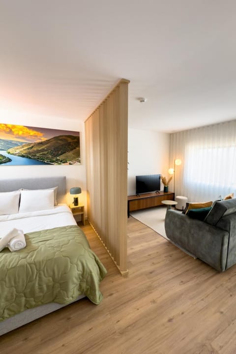 Bed, Bedroom, towels