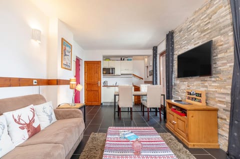 Communal lounge/ TV room, TV and multimedia, Kitchen or kitchenette, Living room, Seating area, Dining area, oven