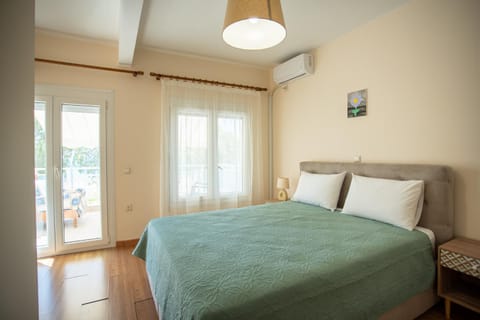 Bed, Photo of the whole room, Bedroom, air conditioner