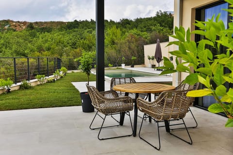 Patio, Spring, Day, Natural landscape, Summer, Garden, View (from property/room), Balcony/Terrace, Dining area, Garden view, Sea view, Seasons