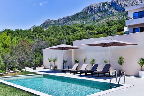 Property building, Patio, Balcony/Terrace, Swimming pool, Swimming pool