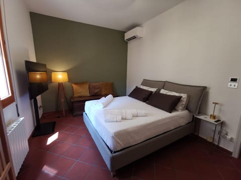 Bed, Photo of the whole room, Bedroom, internet