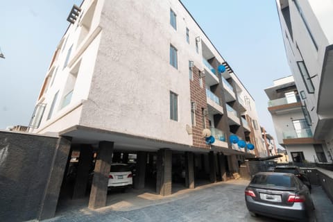 Property building, Day, Neighbourhood, Street view, Location, Parking