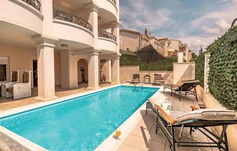 Property building, Patio, Balcony/Terrace, Pool view, Swimming pool, sunbed