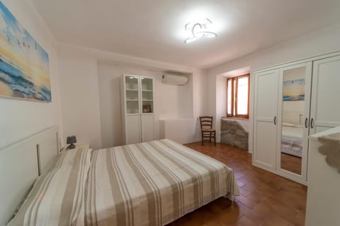 Bed, Bedroom, wardrobe, air conditioner