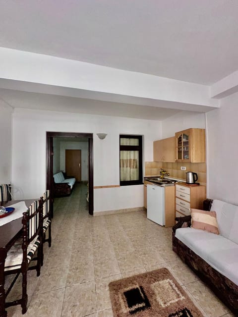 Bed, Kitchen or kitchenette, Photo of the whole room, Dining area, Bedroom, stove