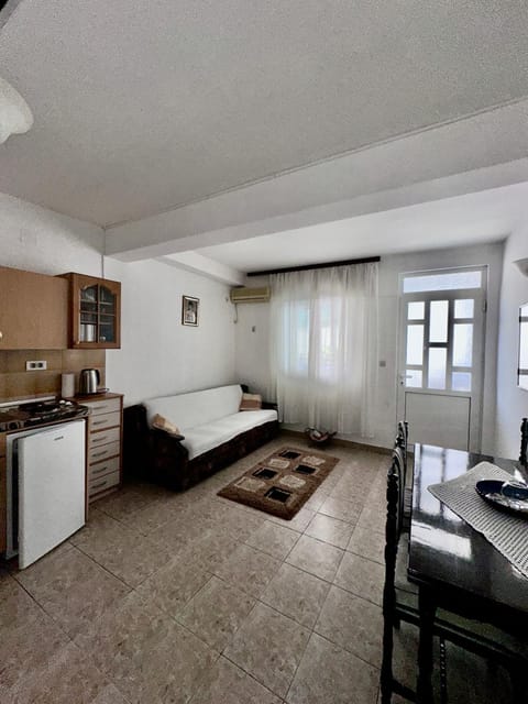 Bed, Kitchen or kitchenette, Photo of the whole room, Dining area, Bedroom