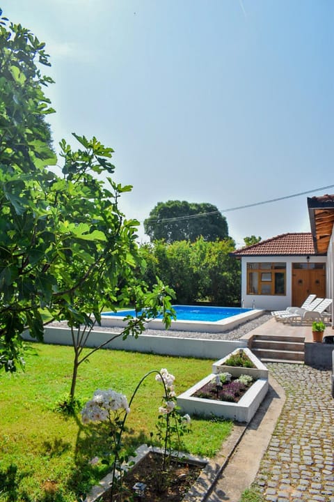 Property building, Garden, Garden view, Pool view, Swimming pool, sunbed