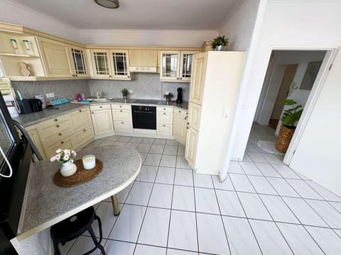Kitchen or kitchenette, Dining area, stove