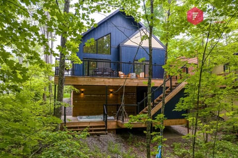 Property building, Natural landscape, Hot Tub, Balcony/Terrace