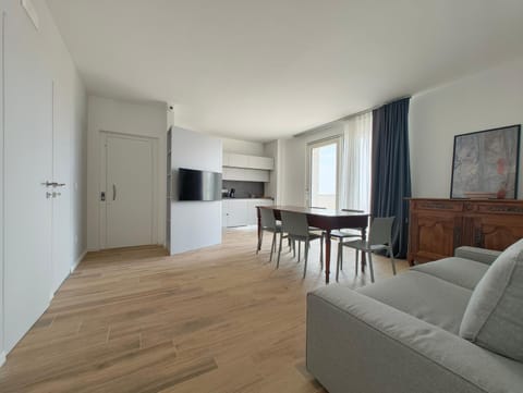 Communal lounge/ TV room, TV and multimedia, Living room, Seating area, Dining area, Evening entertainment