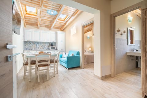 Kitchen or kitchenette, Living room, Seating area, Dining area