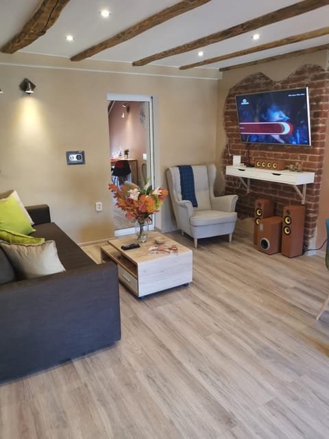 TV and multimedia, Living room, Seating area, safe