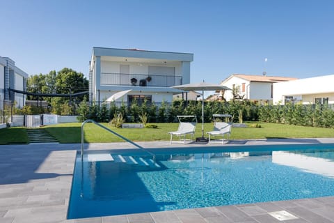 Property building, Garden view, Pool view, Swimming pool, sunbed