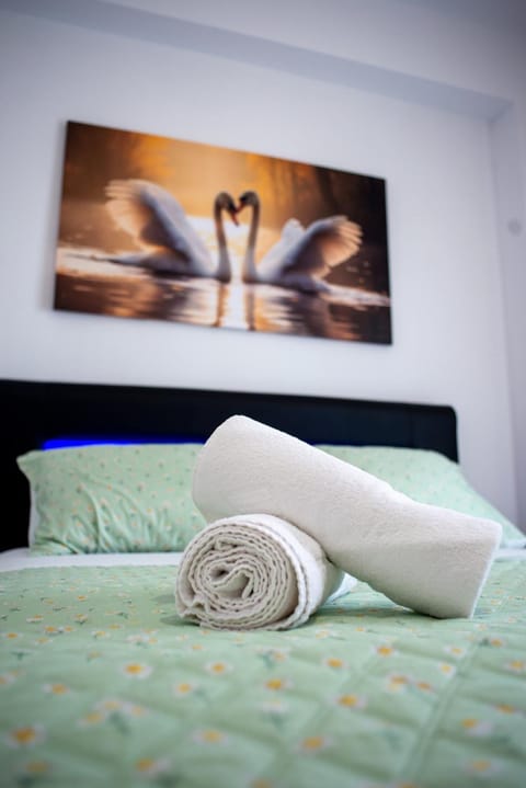 Bed, Bedroom, towels