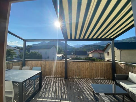 View (from property/room), Balcony/Terrace, Dining area