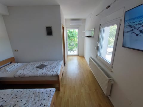 TV and multimedia, Photo of the whole room, Bedroom