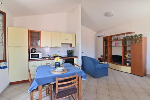 IzzHome Hibiscus House in Pula