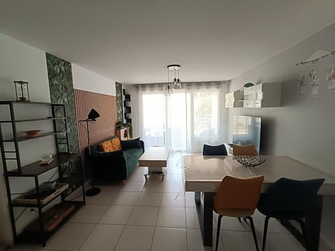 TV and multimedia, Living room, Seating area, Dining area
