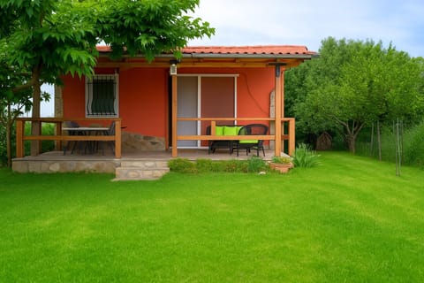 Property building, Patio, Day, Natural landscape, Garden, Garden view