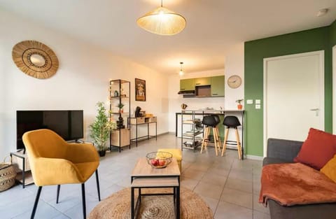 Communal lounge/ TV room, TV and multimedia, Kitchen or kitchenette, Seating area, Dining area