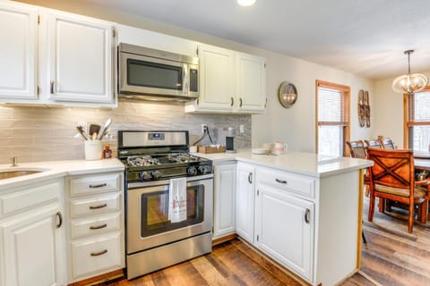 Coffee/tea facilities, Kitchen or kitchenette, oven, stove, toaster