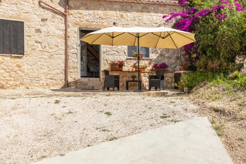 Property building, Patio, Balcony/Terrace