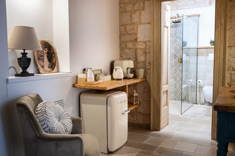 Kitchen or kitchenette, Living room, Seating area