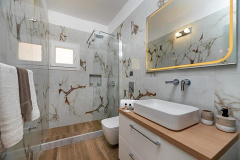 Bathroom, Sea view