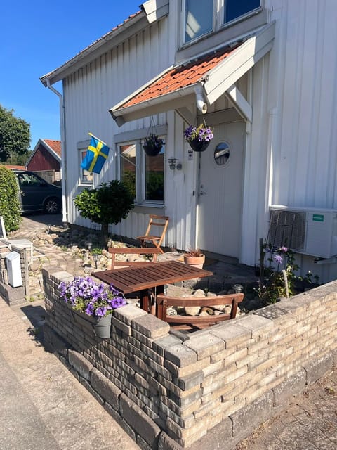 Property building, Patio, Facade/entrance