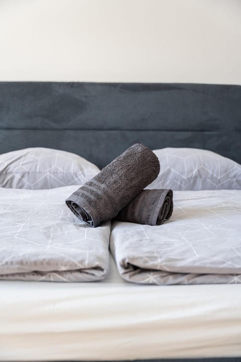 Bedroom, towels