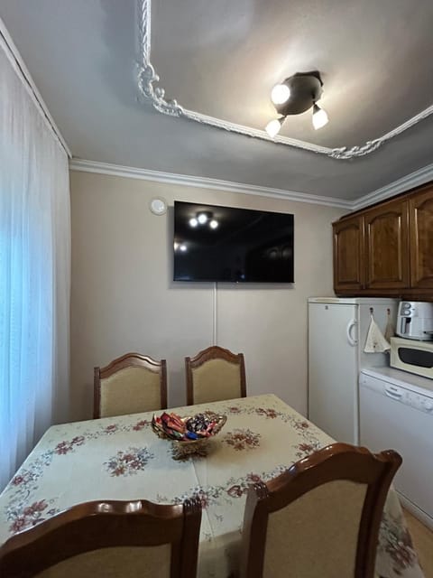 TV and multimedia, Kitchen or kitchenette, Living room, Seating area, Dining area