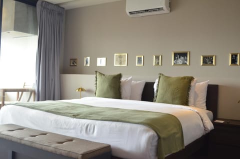 Bed, air conditioner